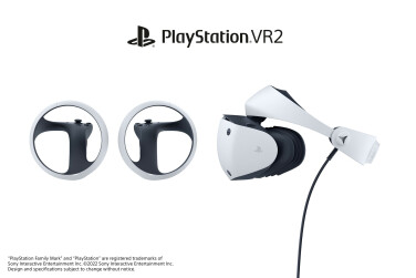 Una foto de vista lateral de los auriculares PlayStation VR2 y sus controladores PS VR2 Sense.