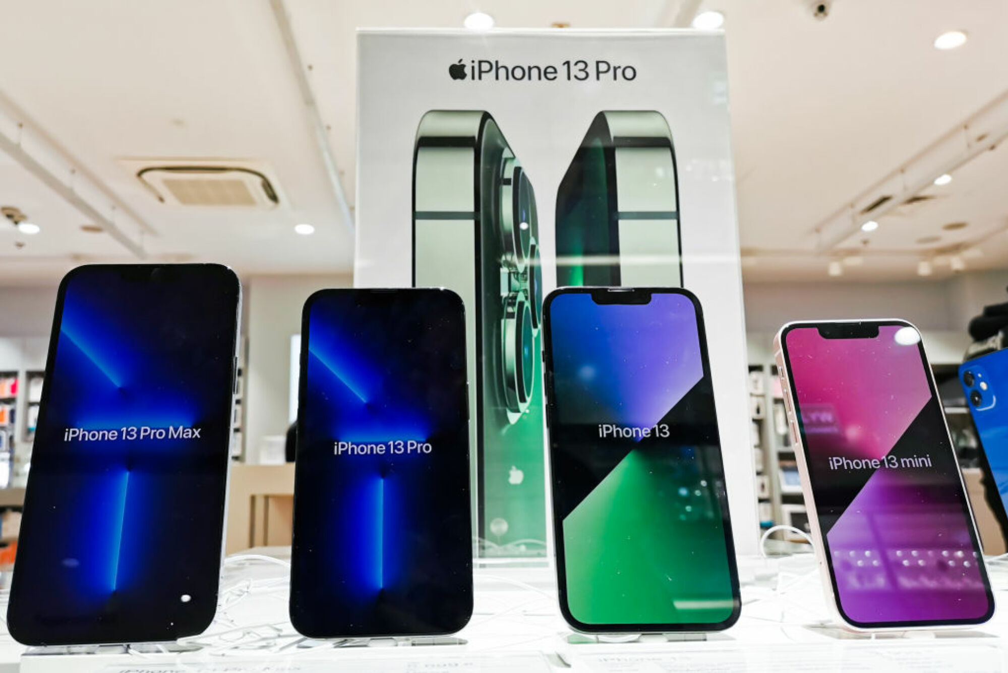 Cuatro modelos de iPhone 13 en exhibición