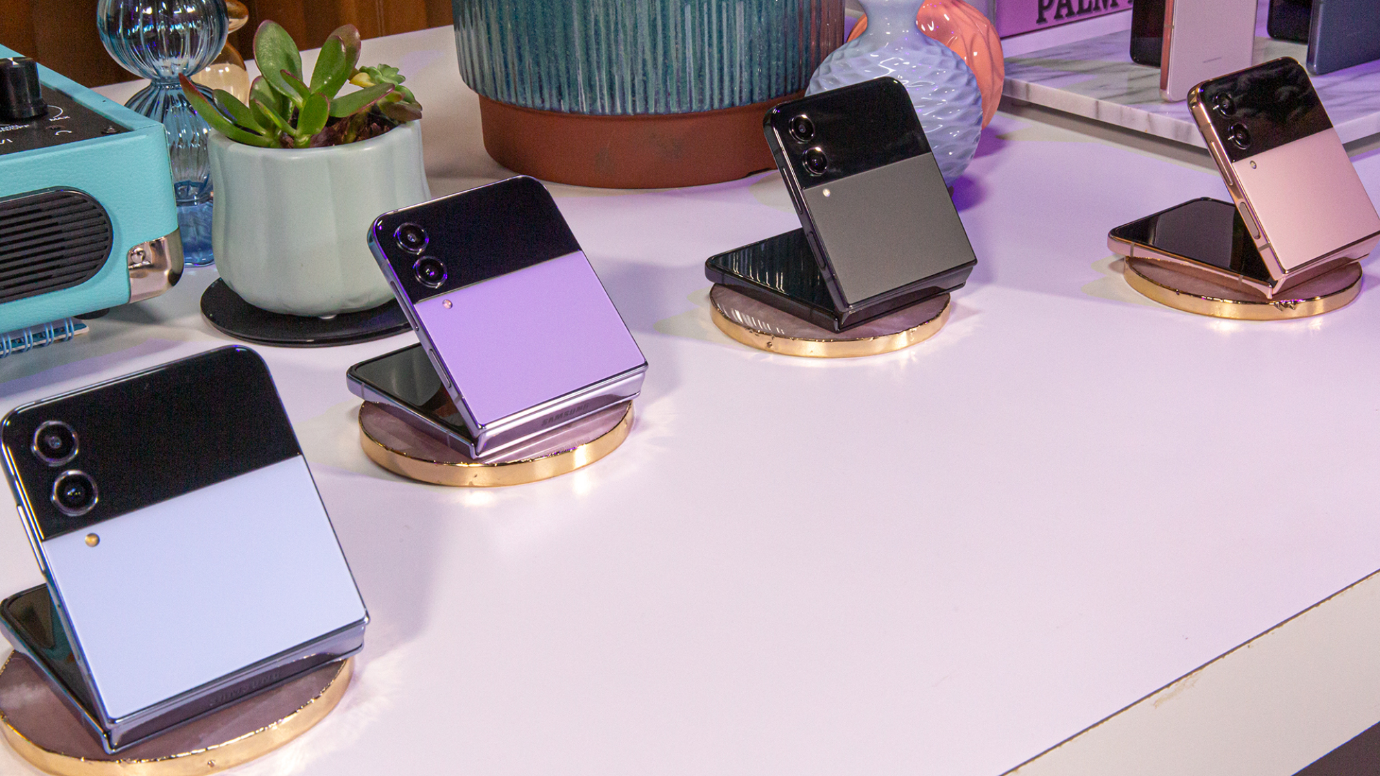 Cuatro colores del Galaxy Z Flip 4 en forma de carcasa