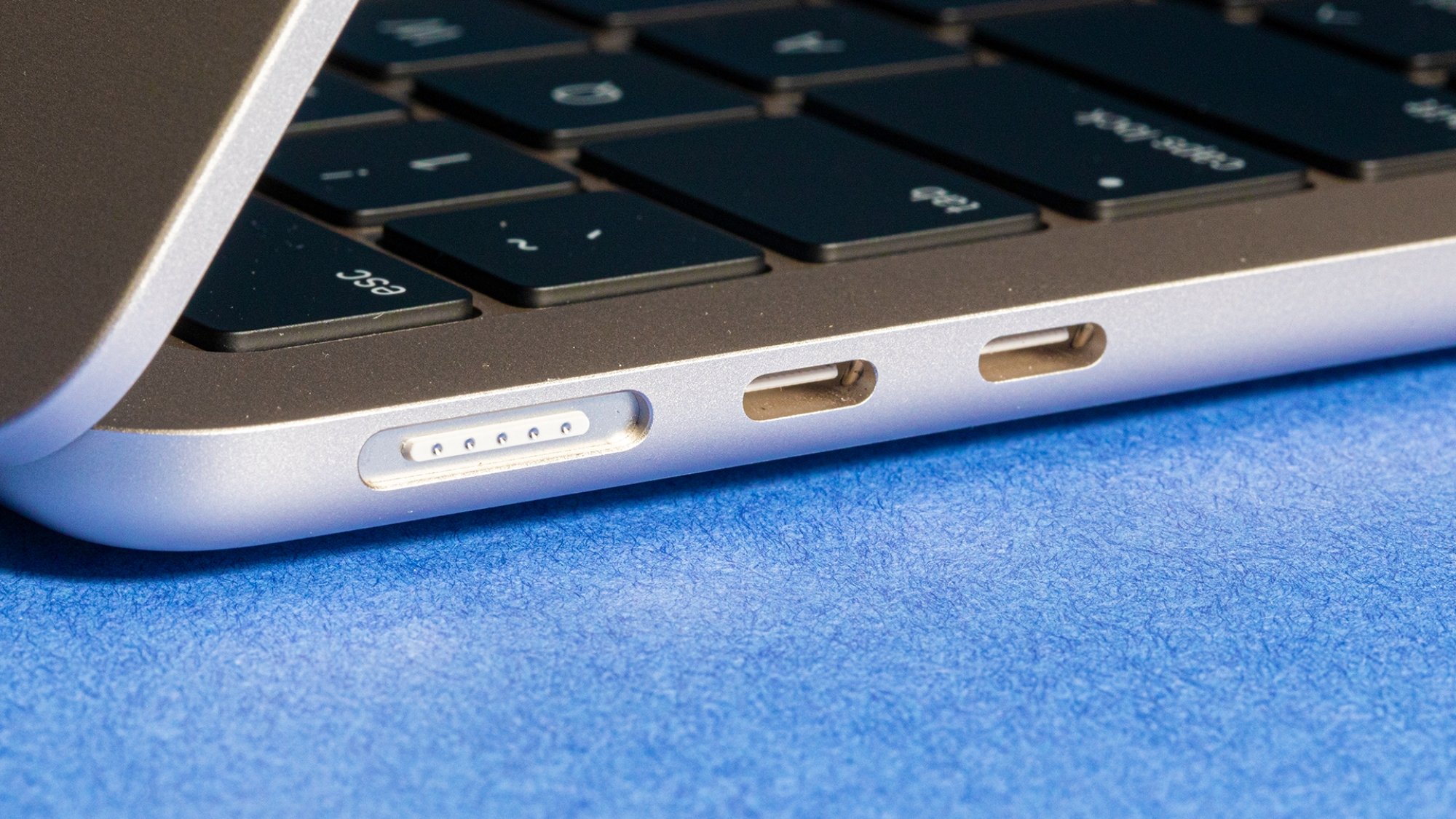 Una vista del puerto de carga MagSafe de la MacBook Air 2022 M2, así como de los puertos Thunderbolt/USB-C