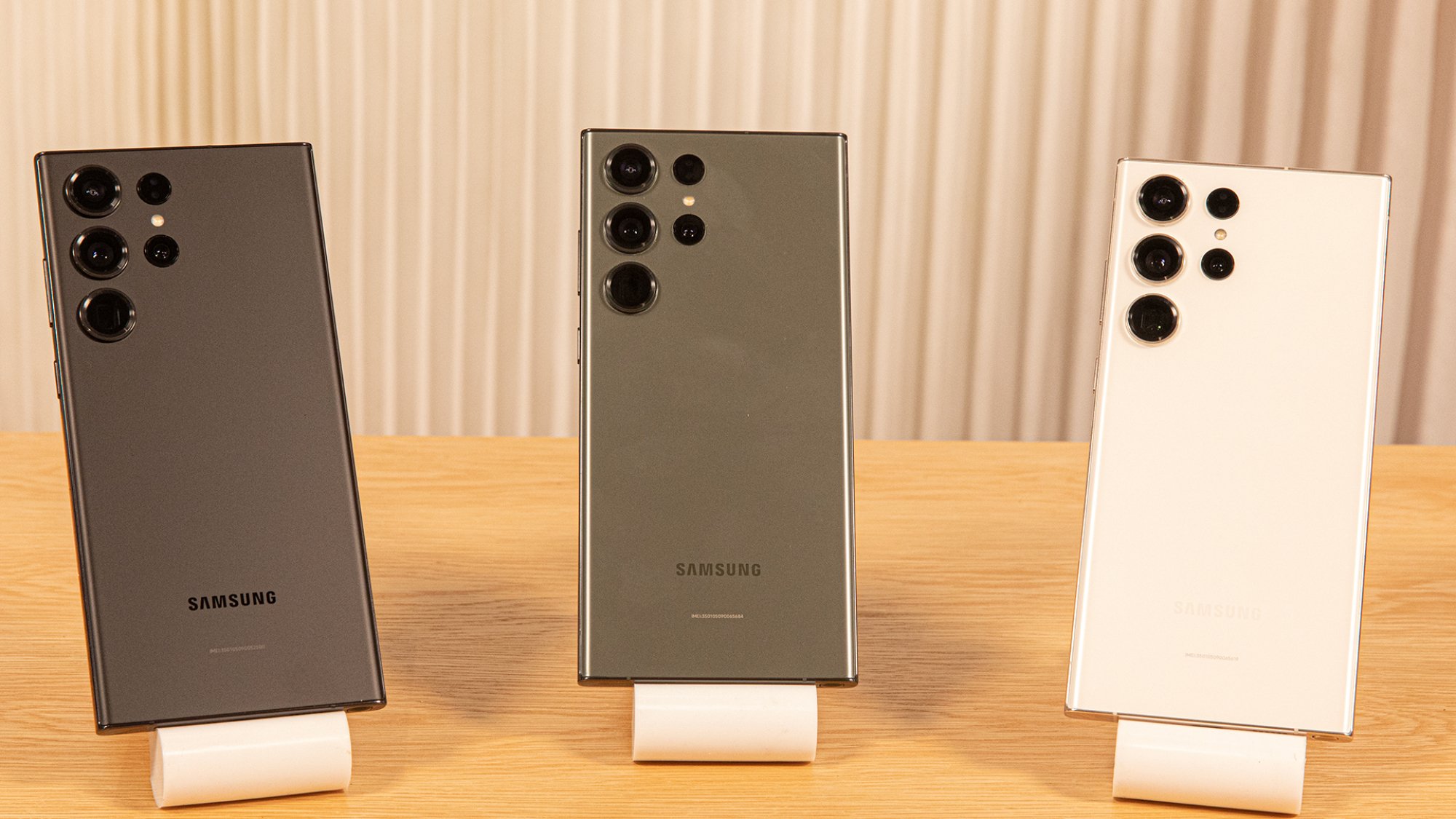 Teléfonos inteligentes Samsung Galaxy S23 Ultra en soportes de exhibición.