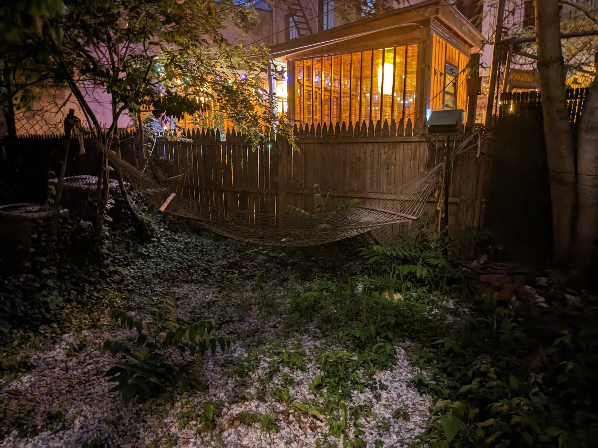 Fotografía nocturna con Pixel Fold de nuestro patio trasero