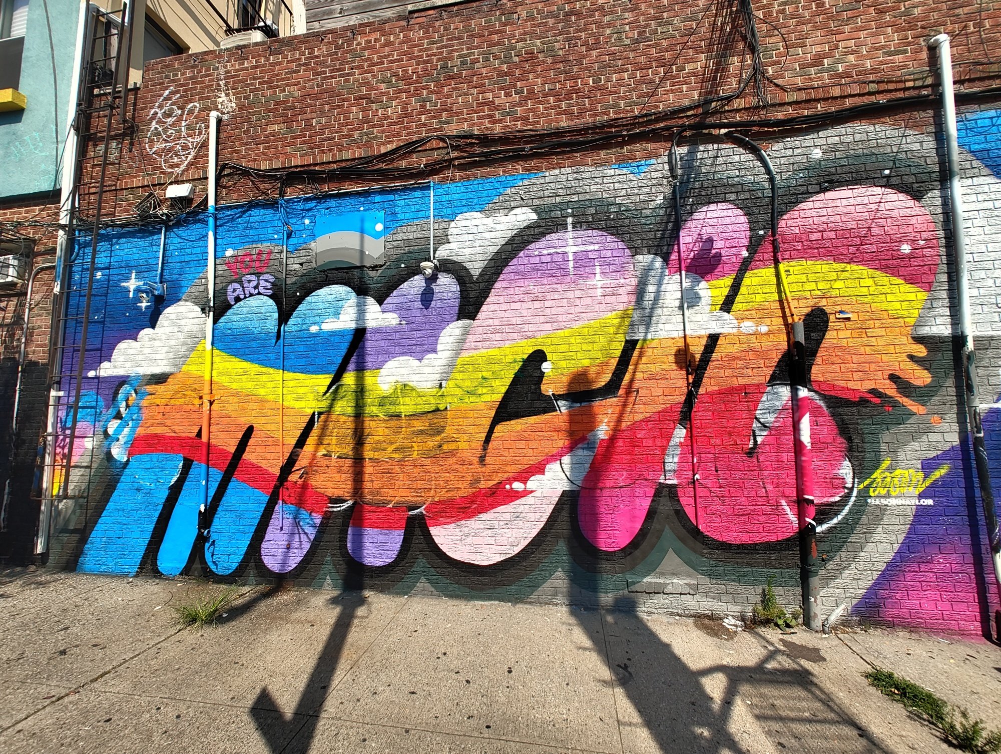 Grafiti arcoíris que dice 